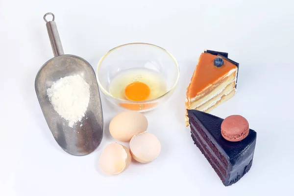 Uovo Crudo Torta Fiore Ingrediente Sfondo Bianco — Foto Stock
