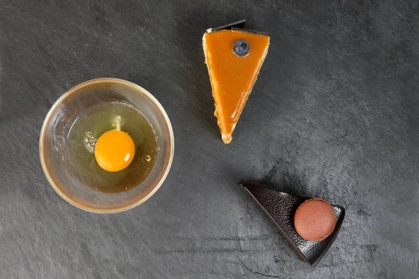 Çiğ yumurta pasta çiçek madde siyah kayrak taşı 