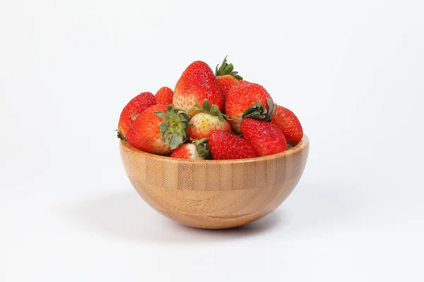 Erdbeere Holzschale Auf Weißem Hintergrund — Stockfoto