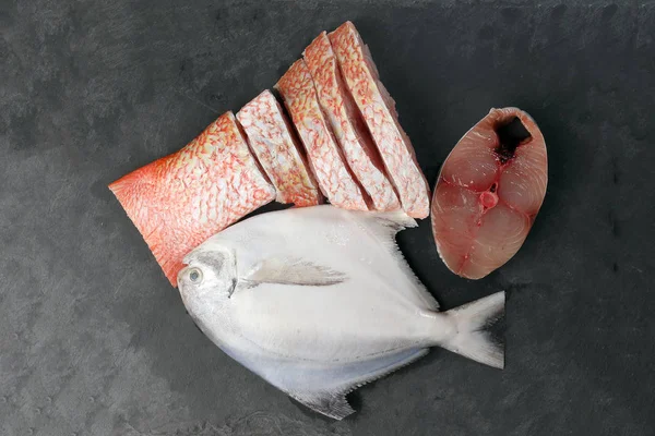 Білий Pomfret Іспанська Скумбрія Red Snapper Рибу Почистити Окалини Degutted — стокове фото