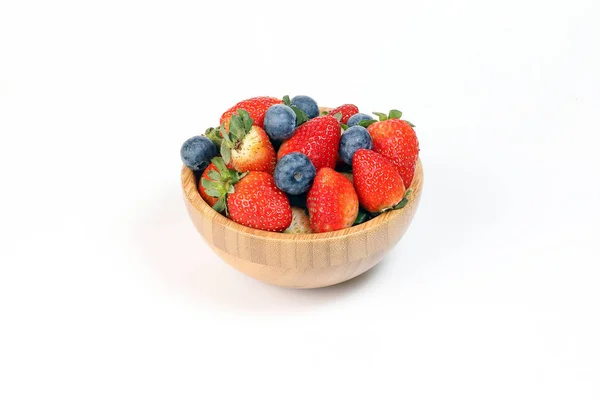 Erdbeere Blaubeere Holzschale Auf Weißem Hintergrund — Stockfoto