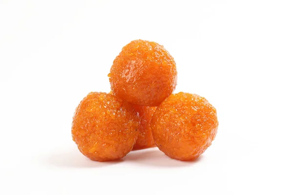 Laddu laddoo tatlı motichoor bundi beyaz arka plan üzerinde 