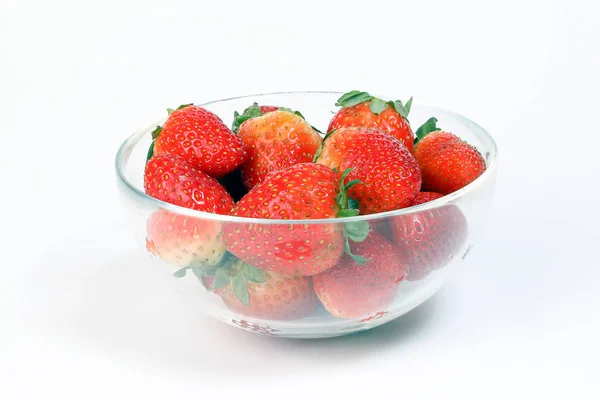 Red Ripe Strawberry Dalam Mangkuk Kaca Dengan Latar Belakang Putih — Stok Foto