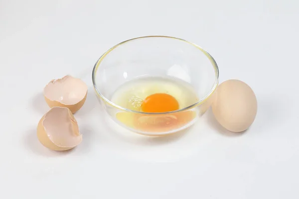 Ωμό Κρόκο Αυγού Και Λευκό Υγρό Διαφανές Γυάλινο Μπολ Εκρού — Φωτογραφία Αρχείου