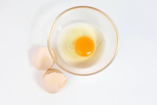 Ωμό Κρόκο Αυγού Και Λευκό Υγρό Διαφανές Γυάλινο Μπολ Εκρού — Φωτογραφία Αρχείου