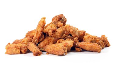 Beyaz arka plan üzerinde Derin Kızarmış Tavuk Wings Drumstick Nuggets Patlamış mısır 