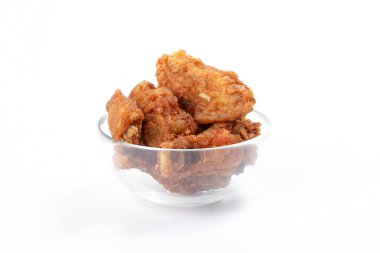 Beyaz arka plan üzerinde Derin Kızarmış Tavuk Wings Drumstick Nuggets Patlamış mısır 