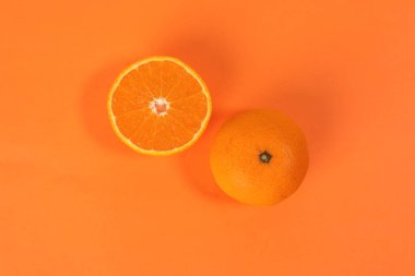 Turuncu arka planda Mandalina Portakal Meyve dilim yarısı 