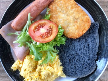 Büyük Kahvaltı sosis çırpılmış yumurta hash kahverengi salam ekmek tost 