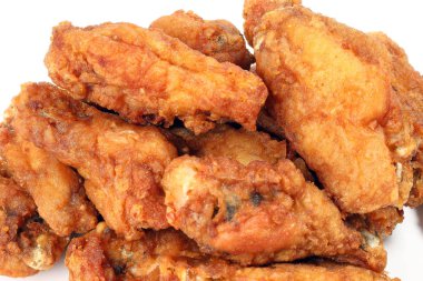 Beyaz arka plan üzerinde Derin Kızarmış Tavuk Wings Drumstick Nuggets Patlamış mısır 