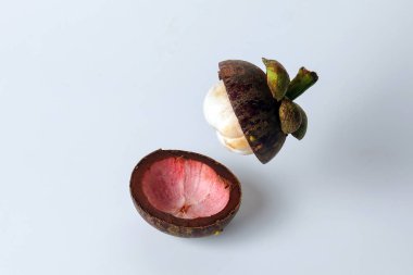 Beyaz arka plan üzerinde Mangosteen mor tatlı sower Sıcak meyve 
