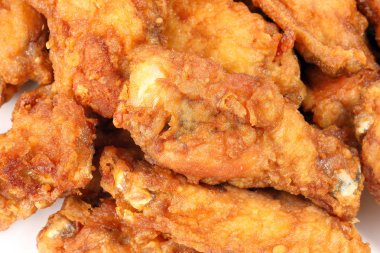 Beyaz arka plan üzerinde Derin Kızarmış Tavuk Wings Drumstick Nuggets Patlamış mısır 