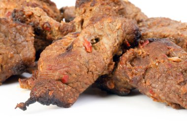 Beyaz arka planda Sığır Şiş Kebap Tikka Steak ızgara 