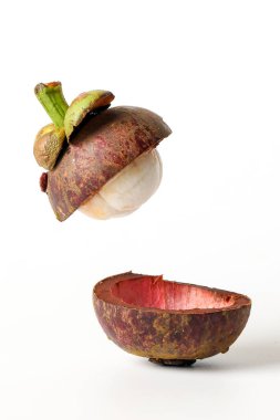 Beyaz arka plan üzerinde Mangosteen mor tatlı sower Sıcak meyve 