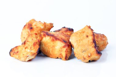 Beyaz arka planda Tavuk Şiş Kebap Tawook Tikka Izgara 