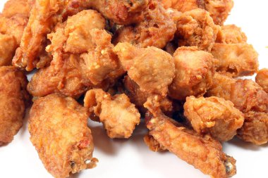 Beyaz arka plan üzerinde Derin Kızarmış Tavuk Wings Drumstick Nuggets Patlamış mısır 