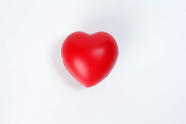 Hart aşk şekil plastik kauçuk nesne beyaz arka plan üzerinde