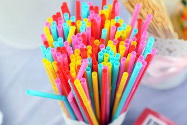 Renkli plastik içme saman demet arka plan bulanık açık gün ışığı 
