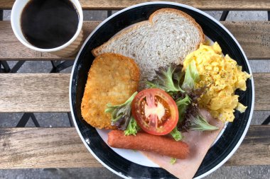 Büyük Kahvaltı sosis çırpılmış yumurta hash kahverengi salam ekmek tost 