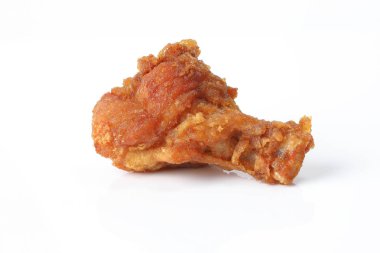 Beyaz arka plan üzerinde Derin Kızarmış Tavuk Wings Drumstick Nuggets Patlamış mısır 