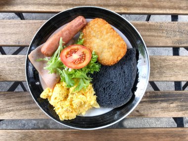 Büyük Kahvaltı sosis çırpılmış yumurta hash kahverengi salam ekmek tost 