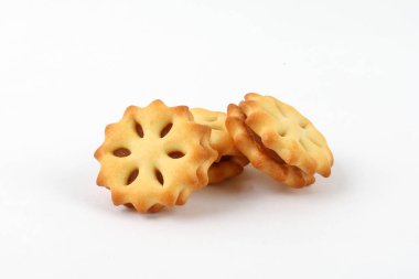 Beyaz arka planda star meyve sandviç bisküvi meyve lezzet 