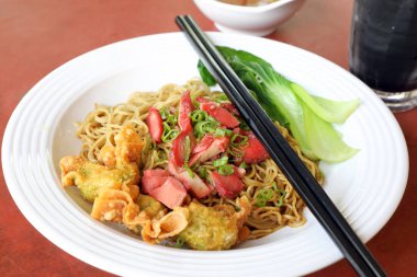 Kavrulmuş dilimlenmiş tavuk Çin lahanası ve kızarmış dim sum köfte ile Baharlı yumurta şehriye  