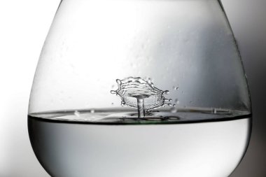 Su damlacık damla sıçrama çarpışma damlama ayağı yansıması brendi cam kırılma 