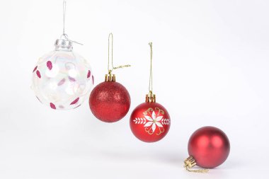 Beyaz arka planda Noel Kırmızı Süs Dekorasyon Askı 