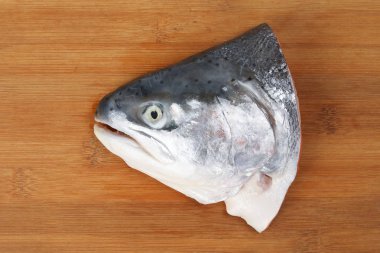 Kesilmiş Temizlenmiş Somon Alabalık Balık Baş yarısı 