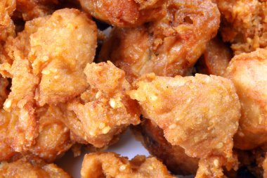 Beyaz arka plan üzerinde Derin Kızarmış Tavuk Wings Drumstick Nuggets Patlamış mısır 
