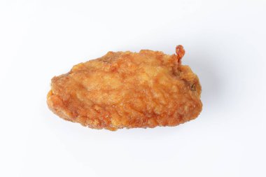 Beyaz arka plan üzerinde Derin Kızarmış Tavuk Wings Drumstick Nuggets Patlamış mısır 