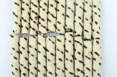 Beyaz arka planda Mini Çikolata vanilyalı waffle tüp bisküvi 