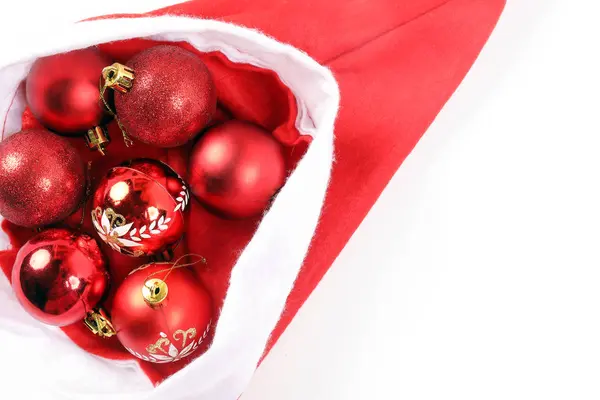 Weihnachtsmütze Mit Rotem Schmuck Auf Weißem Hintergrund — Stockfoto