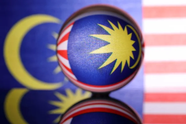 Malezyjski Flaga Refrakcji Przez Szkło Kryształowe Piłka Kraju Koncepcja Patrioty — Zdjęcie stockowe