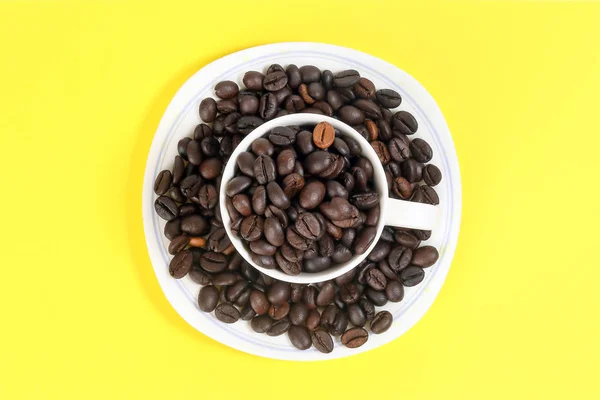 Platillo Taza Cerámica Blanca Grano Café Sobre Fondo Color Amarillo —  Fotos de Stock