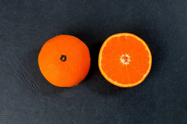 Μανταρίνι Πορτοκάλι Φρούτα Φέτα Μισό Μαύρο Φόντο — Φωτογραφία Αρχείου