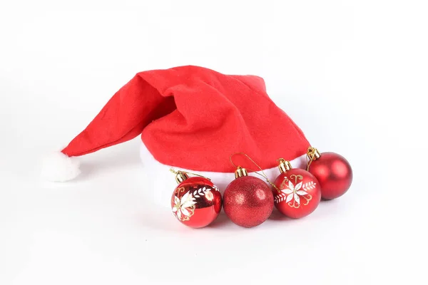 Weihnachtsmütze Mit Rotem Schmuck Auf Weißem Hintergrund — Stockfoto