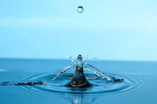 Vodní Droplet Vržený Stříkající Kapající Sloup Odraz Lom — Stock fotografie