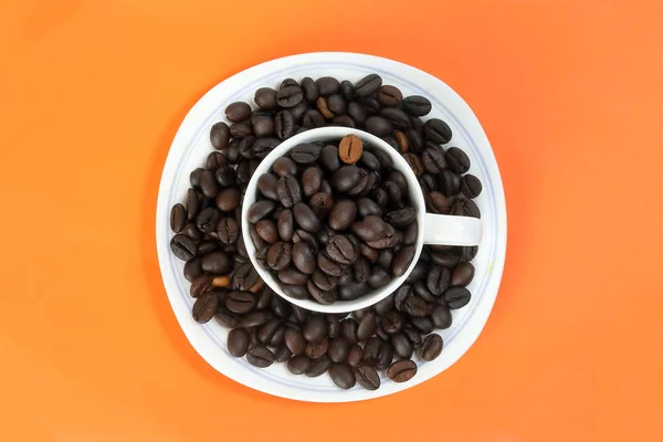 Platillo Taza Cerámica Blanca Grano Café Sobre Fondo Color Naranja —  Fotos de Stock