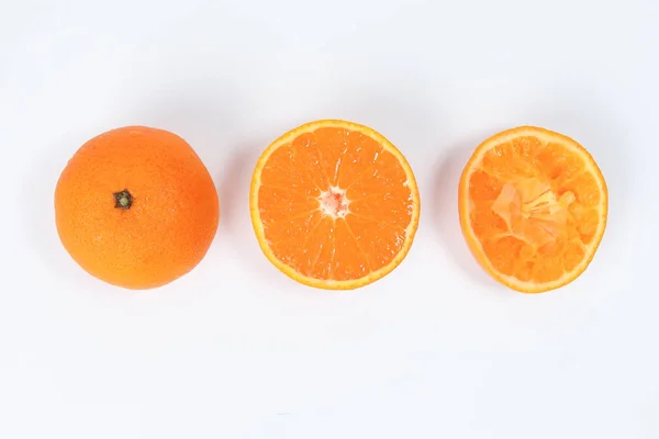 Mandarina Naranja Rebanada Fruta Medio Jugada Extraída Sobre Fondo Blanco — Foto de Stock