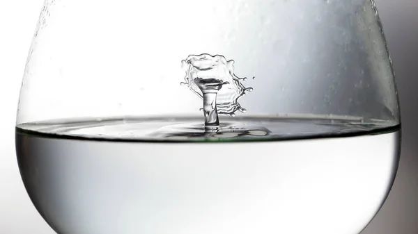 Water Droplet Drop Splash Collision Dripping Pillar Reflection Brandy Glass — Stock Photo, Image