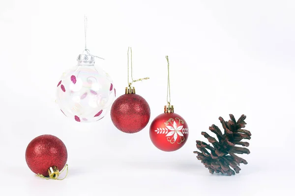 Weihnachten Roter Schmuck Dekoration Hängen Auf Weißem Hintergrund — Stockfoto