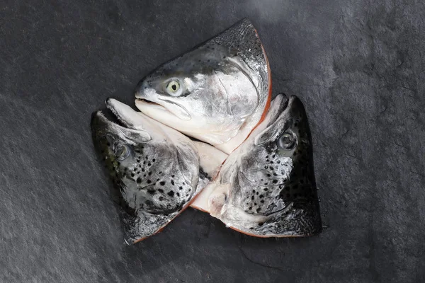 Geschnittene Geputzte Lachsforelle Fischkopf Hälfte — Stockfoto