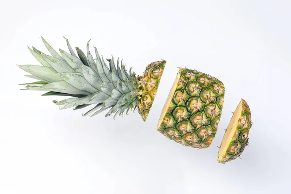 Ananas Ganze Raue Haut Scheibe Gehackt Fliegen Erhöht — Stockfoto