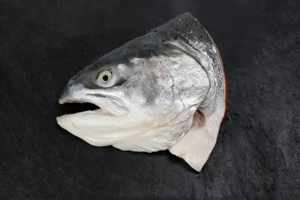 Geschnittene Geputzte Lachsforelle Fischkopf Hälfte — Stockfoto