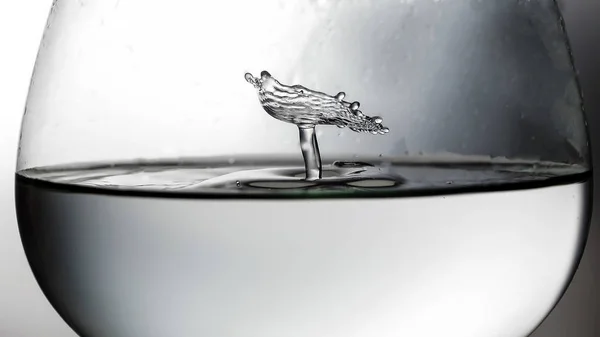 Water Droplet Drop Splash Collision Dripping Pillar Reflection Brandy Glass — Stock Photo, Image