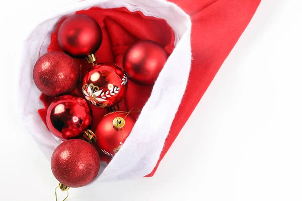 Weihnachtsmütze Mit Rotem Schmuck Auf Weißem Hintergrund — Stockfoto