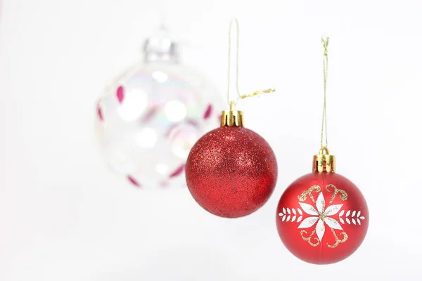 白い背景にハングアップクリスマス赤い装飾装飾 — ストック写真