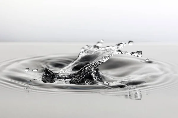 水滴滴飞溅碰撞滴滴柱反射折射 — 图库照片